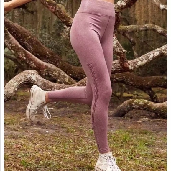 AERIE Offline Seamless Macrame High Waisted Leggings - Picture 2 of 14